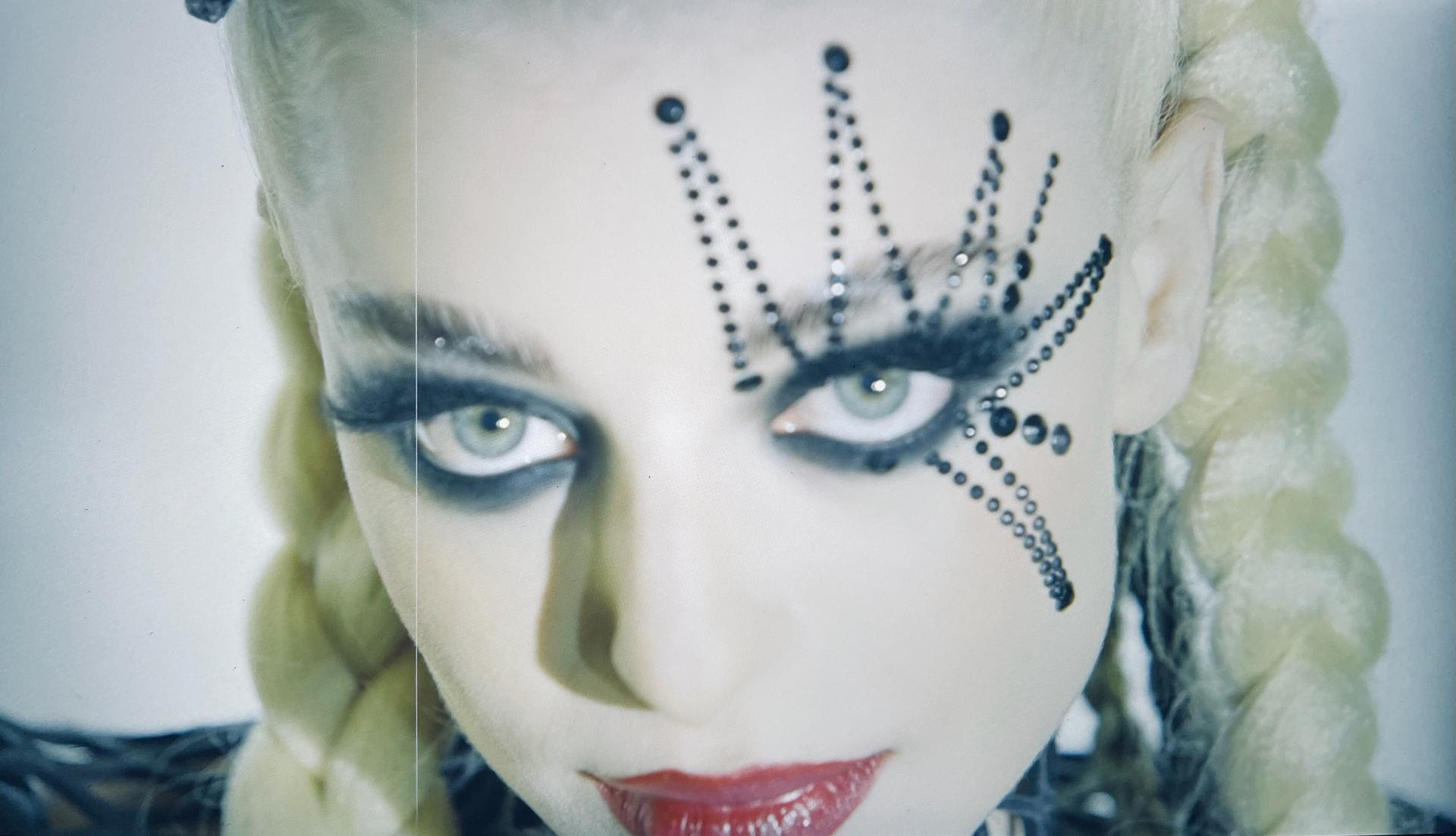 Debutto musicale di Eva Emaus: il singolo e il video “Never Yours Again” fuori il 25 giugno