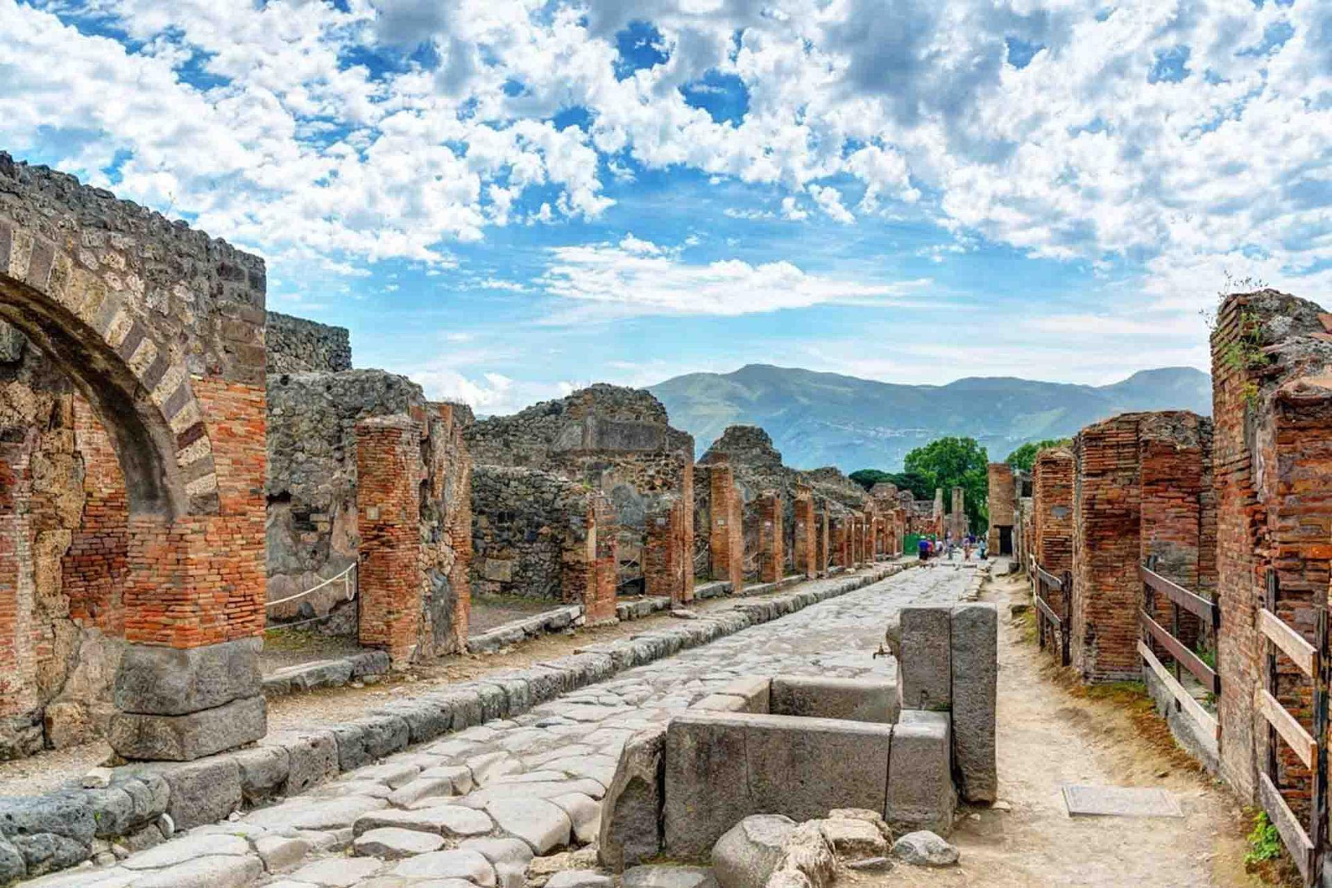 SCAVI DI POMPEI: UN AFFASCINANTE PERCORSO TRA STORIA E MITOLOGIA