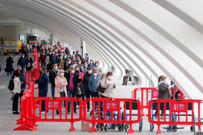 Vaccini: Spagna, ciclo completato per un over50 su due