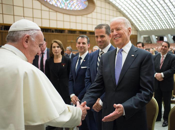 Vaticano ai vescovi Usa, ‘non negate comunione a Biden’