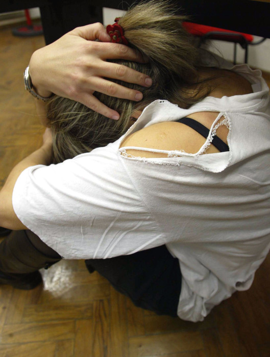 Ventenne denuncia violenza di gruppo,3 arresti e un indagato