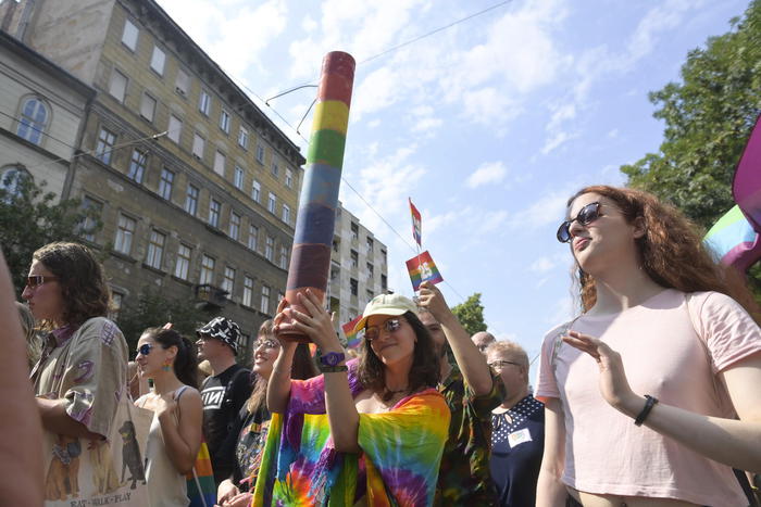 Budapest si tinge d’arcobaleno, migliaia sfidano Orban