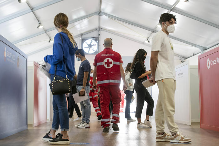 Covid: 5.140 positivi, 5 vittime, risalgono le terapie intensive e i ricoveri