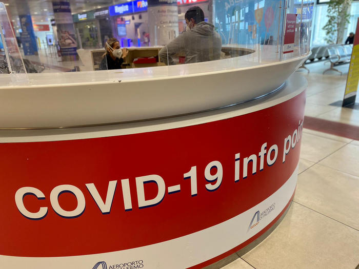 Covid: 9 positivi su un volo da Malta, intero aereo in quarantena