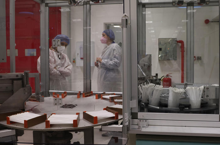 Covid: pochi test, calano casi. Vittime 17 e 14 da ricalcoli