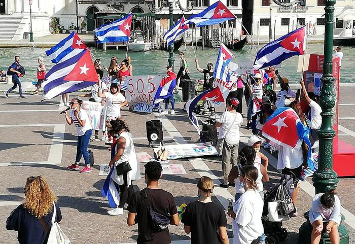Cuba: a Venezia sit-in solidarietà con Paese centroamericano