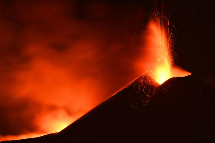 Etna: parossismo dal Sud-Est, fontana di lava alta 800 metri