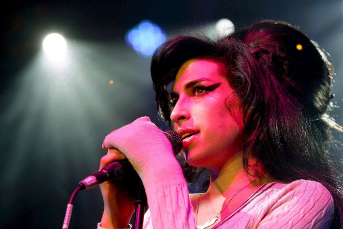 Fan di Amy Winehouse a Londra per i 10 anni dalla sua morte