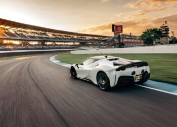 Ferrari SF90 Stradale, è record sul circuito di Indianapolis
