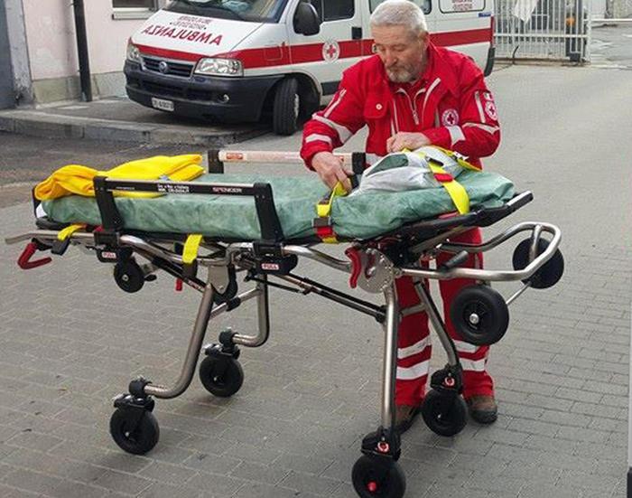 Fugge in auto da polizia, si schianta e muore