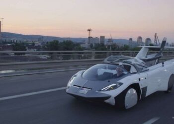 Il primo volo di Aircar che in tre minuti si trasforma in vettura stradale