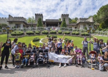 Foto: Alcuni dei ragazzi di Fondazione Archè in visita a Gardaland