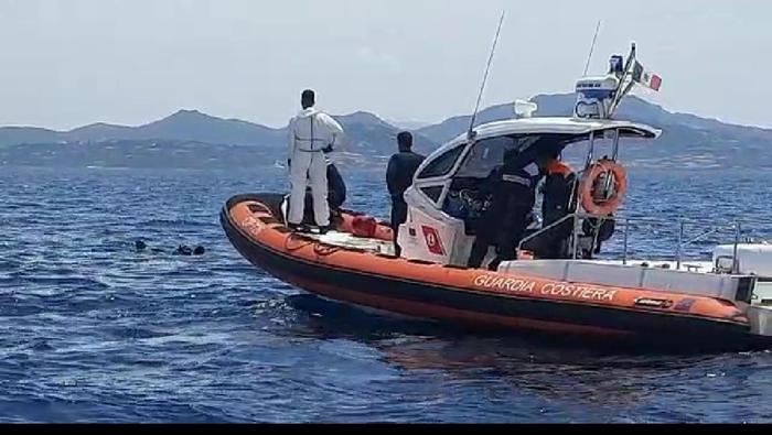 Maltempo: si alza il mare, soccorsi 5 natanti e 21 persone