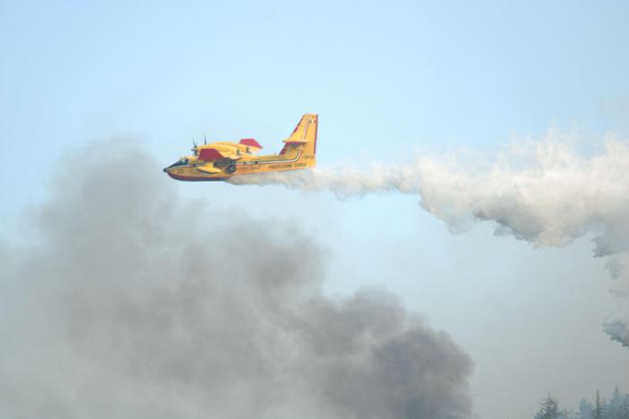 Paura per vasto incendio nell’Oristanese, evacuati 70 bimbi