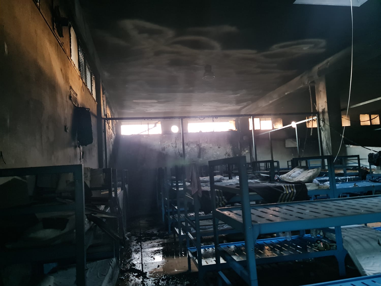 Pozzallo, rintracciati quasi tutti i 35 migranti fuggiti dopo l’incendio nel centro, salvi per miracolo