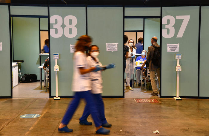Rincorsa delle Regioni ai non vaccinati, attesa green pass