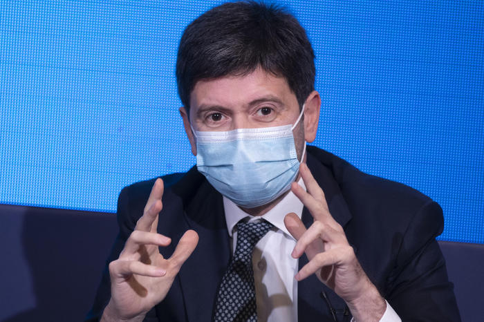 Speranza, è in corso la valutazione dell’obbligo di vaccino