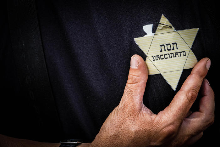 Svastiche e stelle di David, per i no vax il ‘pass è dittatura’
