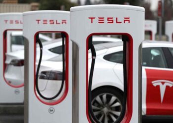 Tesla, 25 miliardi di dollari l’anno grazie all’apertura della rete di ricarica