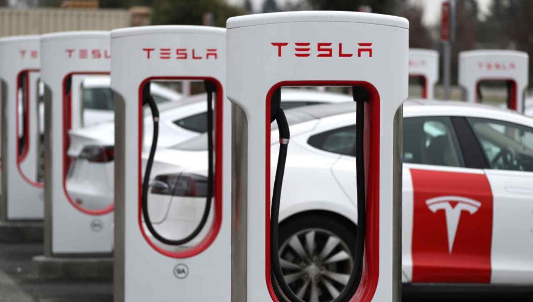Tesla, 25 miliardi di dollari l’anno grazie all’apertura della rete di ricarica