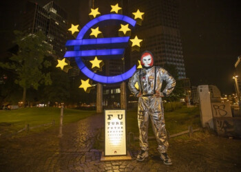 LA STREET ARTIST LAIKA ALL’EURO SCULPTURE DI FRANCOFORTE: “FUTURO. VOI RIUSCITE A VEDERLO?”