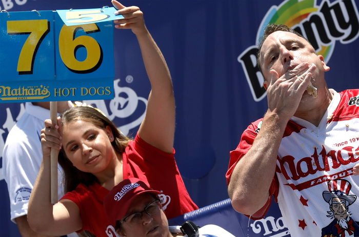 Usa:americano mangia 76 hot dog in 10′, batte proprio record