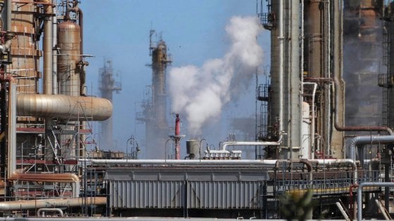 Il caso è quello della raffineria di petrolio di Milazzo, che sorge sulla costa Nord della Sicilia, nel Messinese, in posizione favorevole sul piano sia logistico che commerciale