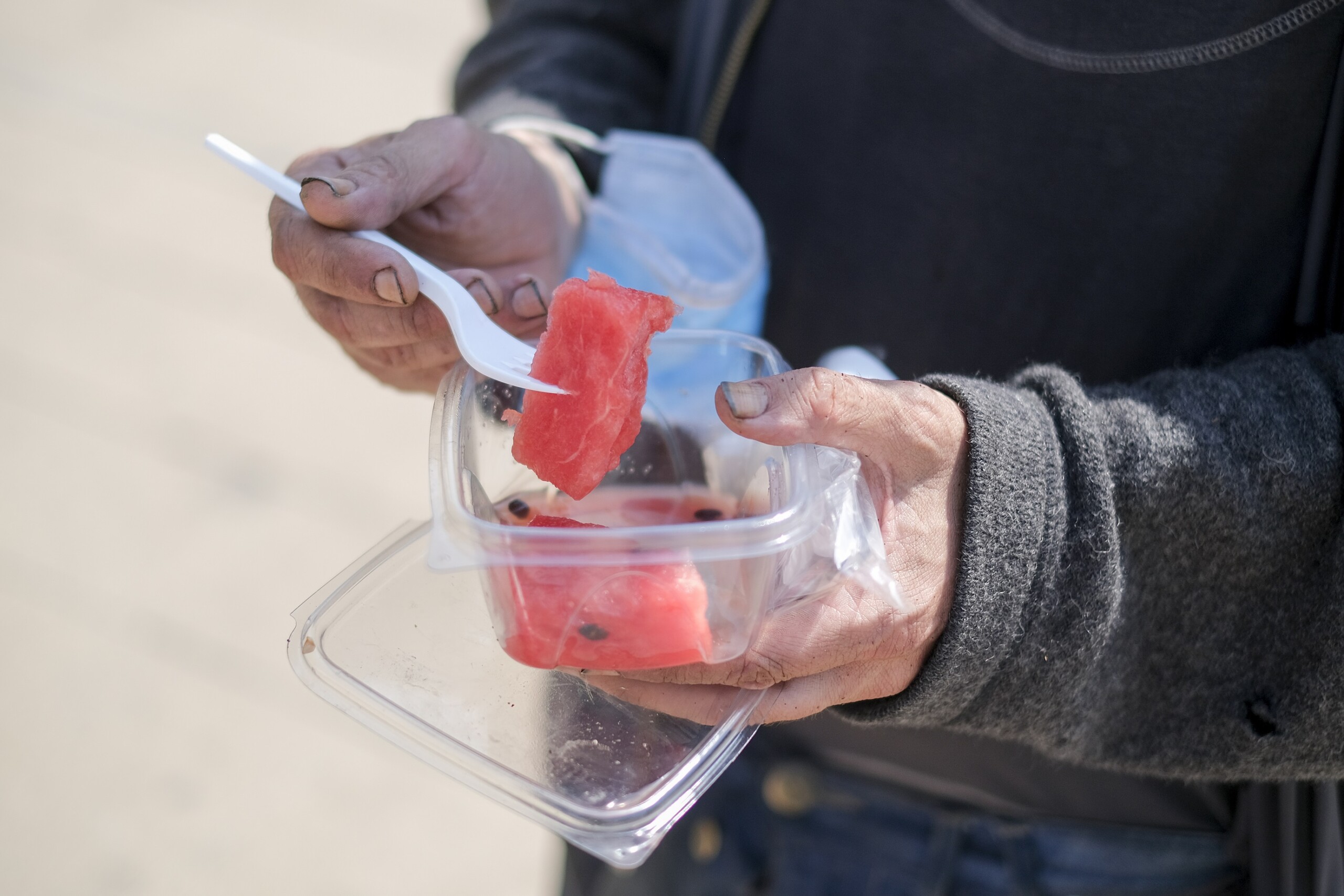 Oggi a Milano, Stazione Centrale: anguria, gelati e acqua a senzatetto