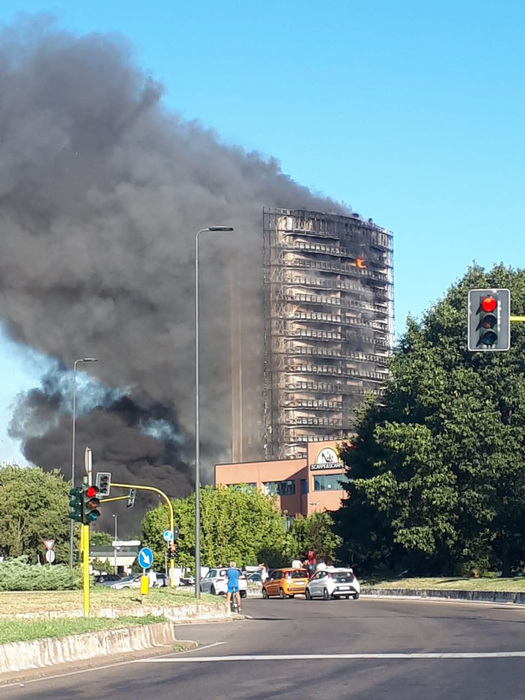 A Milano in fiamme palazzo di 15 piani con 70 famiglie