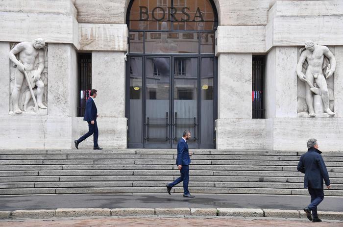 Borsa: giù Milano (-0,7%) con banche e utility, bene Buzzi
