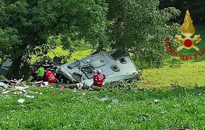 Camper esce di strada e si schianta, muore turista francese