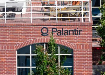 Cathie Wood espande la sua posizione a Palantir dopo i risultati nel Q2