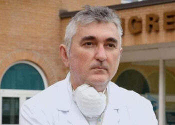 Centinaia in piazza a Mantova per l’ultimo saluto al Prof. De Donno