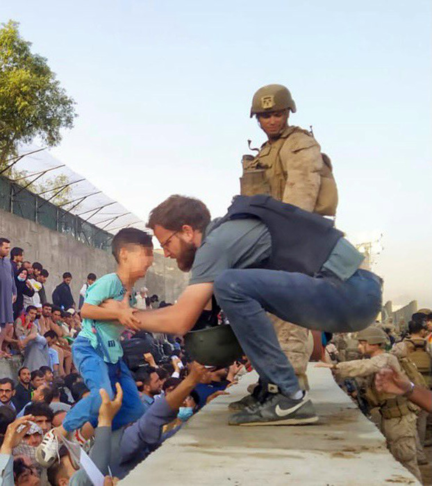 Console italiano aiuta bimbo a scalo di Kabul, foto è virale