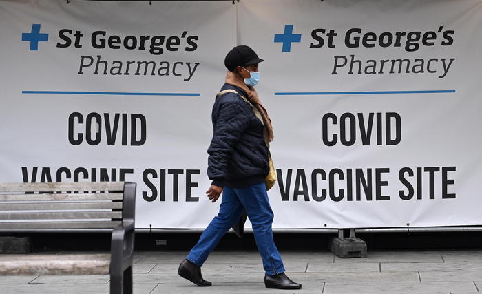 Continua calo dei contagi in Gb, ma 138 morti