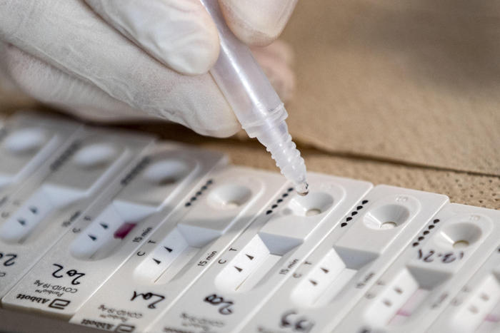 Covid: 6.860 positivi, 54 vittime