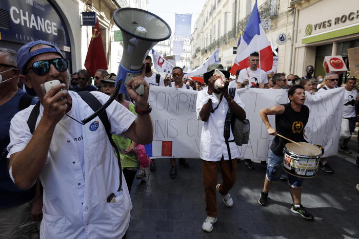 Covid: Francia, tornano in piazza gli anti-green pass