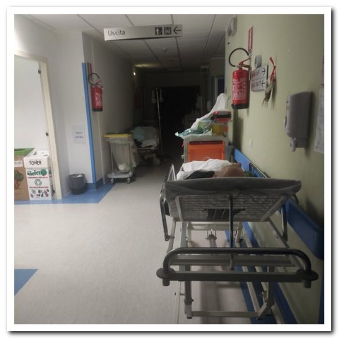 Covid: reparti Aou Sassari sovraffollati,pazienti in barelle
