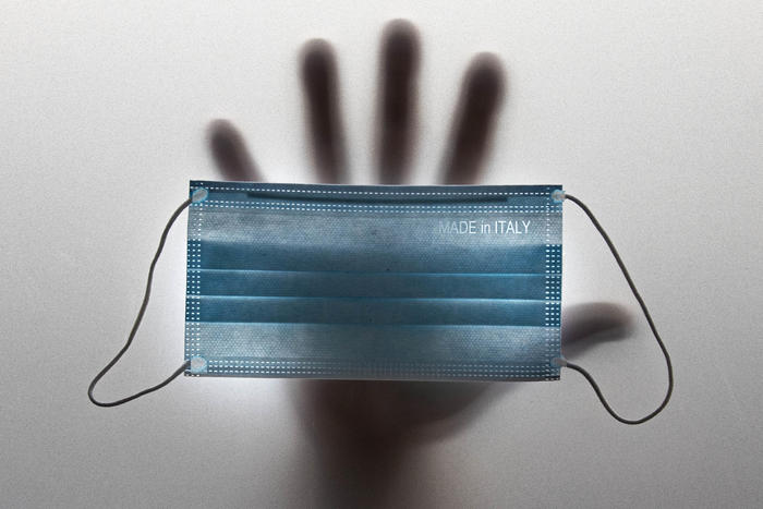 Covid: studio, la pandemia destabilizza la relazione Stato-cittadini