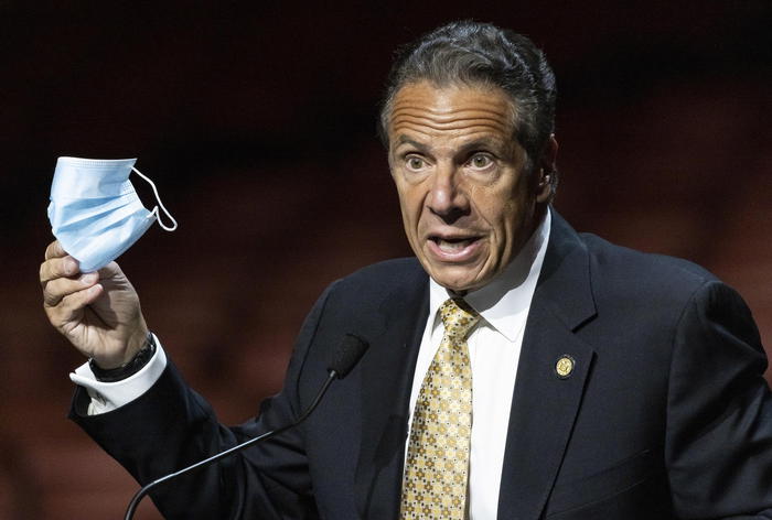 Cuomo si difende, mai toccato nessuno impropriamente