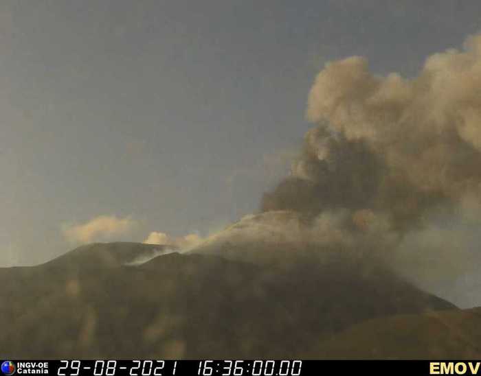 Etna: fontana di lava e nube eruttiva da cratere Sud-Est