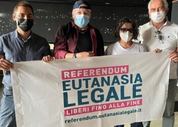 Vasco Rossi firma il referendum Eutanasia Legale: “Liberi liberi fino alla fine”