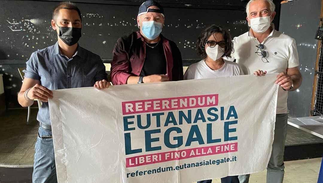 Vasco Rossi firma il referendum Eutanasia Legale: “Liberi liberi fino alla fine”