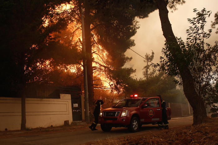 Grecia: incendio Peloponneso, i feriti salgono a otto
