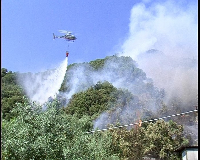 Incendi: fiamme in boschi Lucchesia,due elicotteri in azione