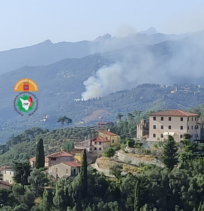 Incendi, nuovo rogo in Versilia, a fuoco boschi Valdicastello