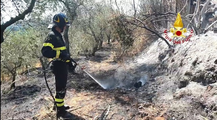 Incendi, rogo sui Monti Pisani, evacuate 10 famiglie