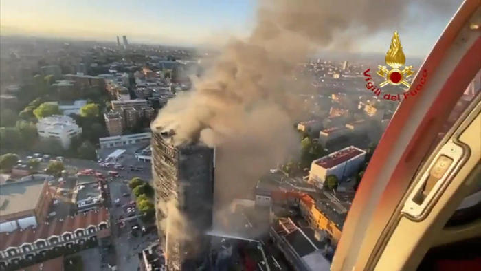 Incendio Milano: grattacielo ancora in fase di spegnimento