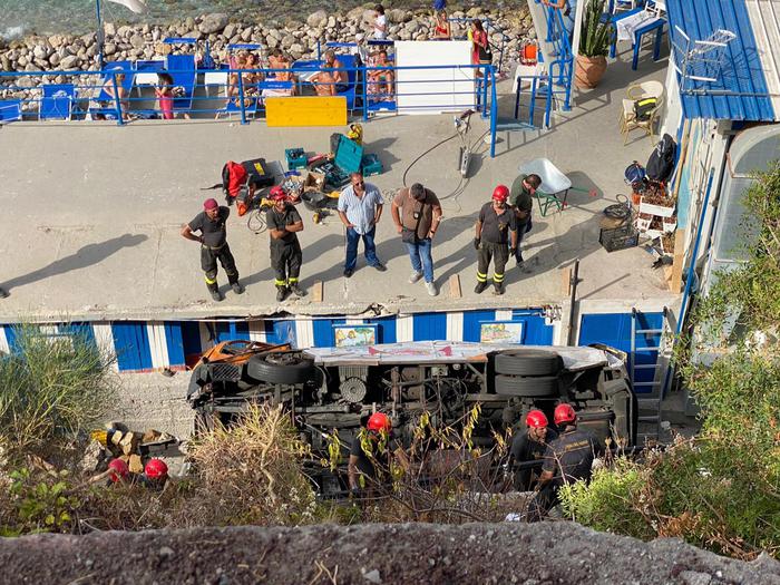 Incidente Capri:in corso operazioni per la rimozione del bus