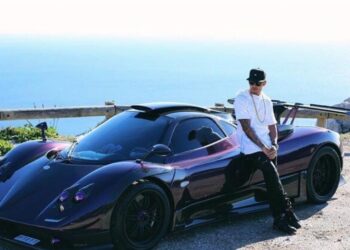 La promessa infranta di Lewis Hamilton, paparazzato alla guida di un’auto non elettrica